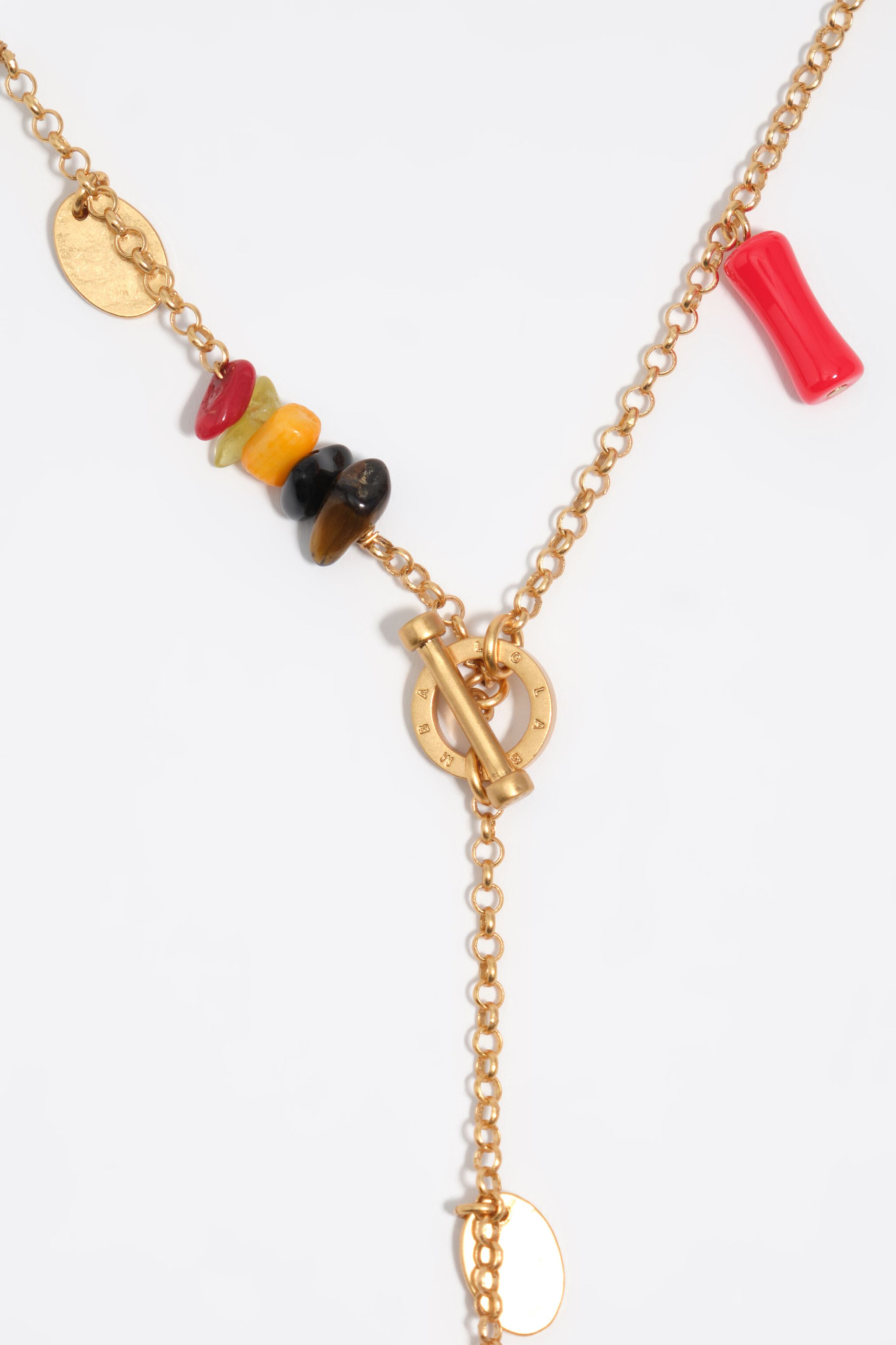 Gammal gul halsband med stenar och skal
