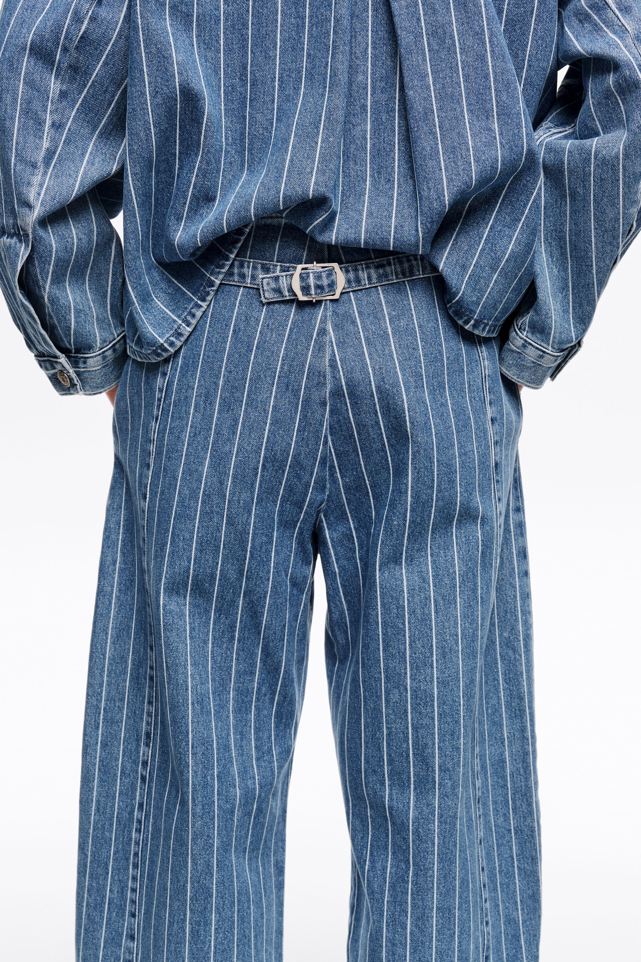 BARREL - Streckade blå jeans med knäpp