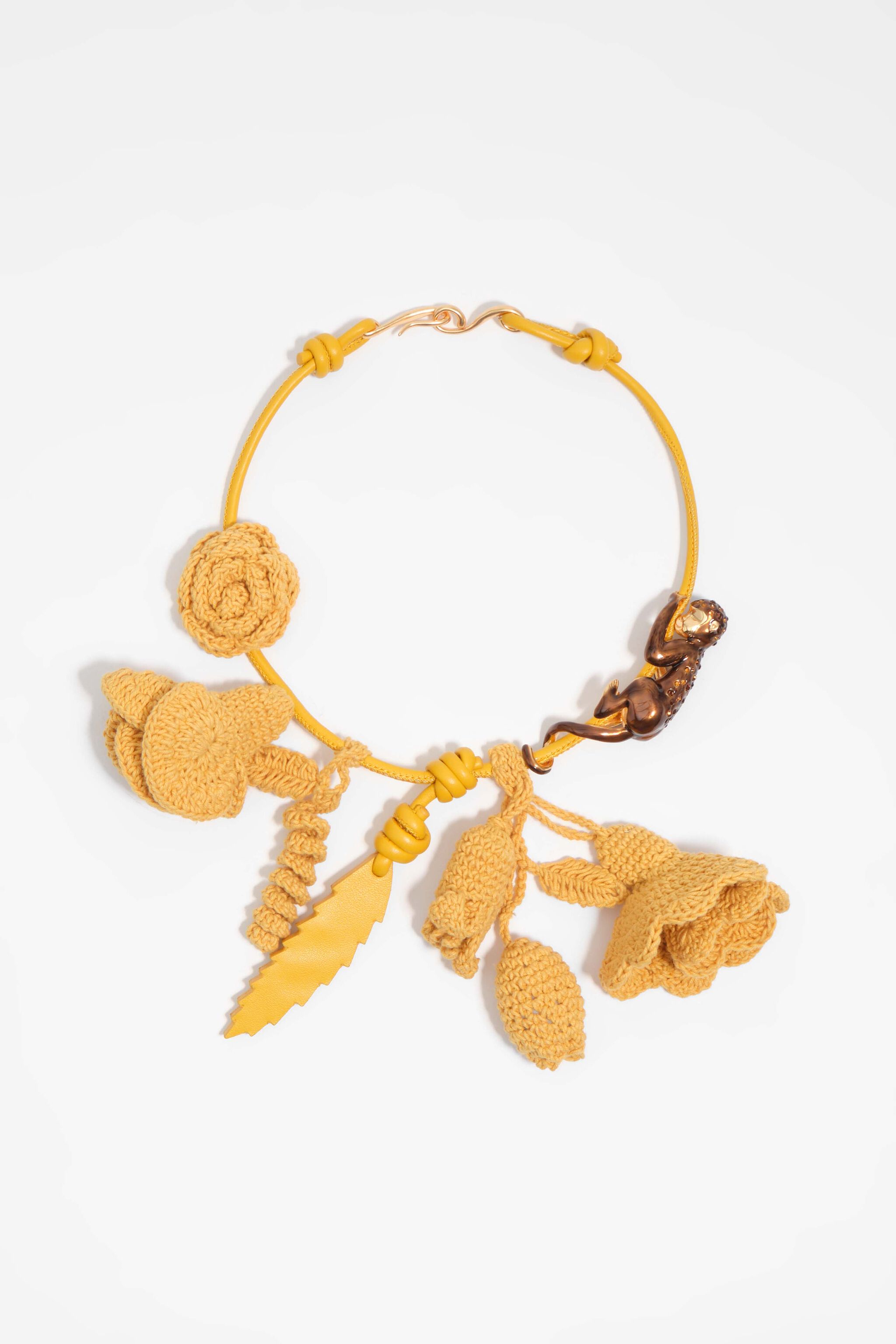 Senapgrå ap och krochetblommor halsband