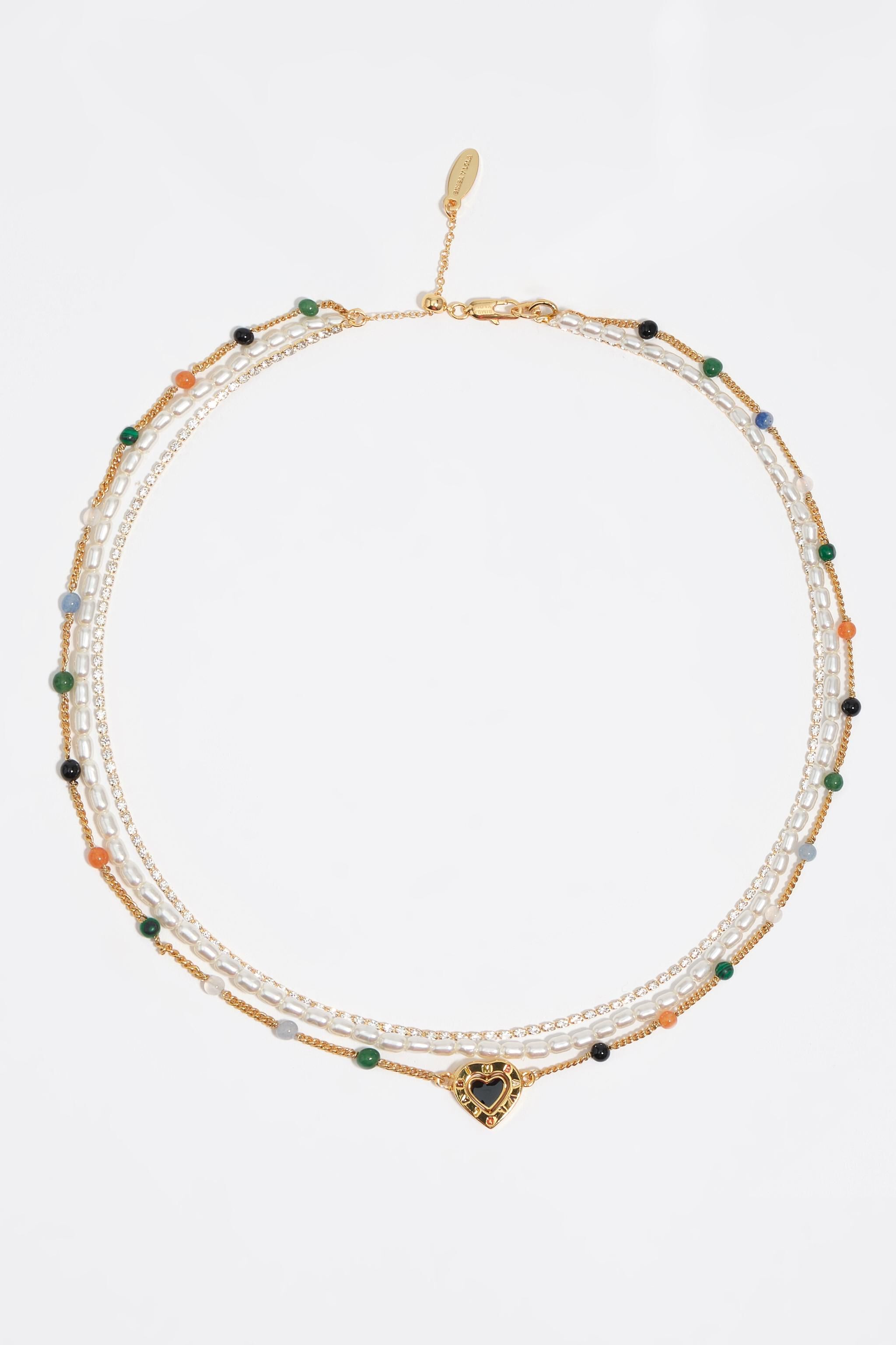 Halsband med tre stenar och hjärte logo