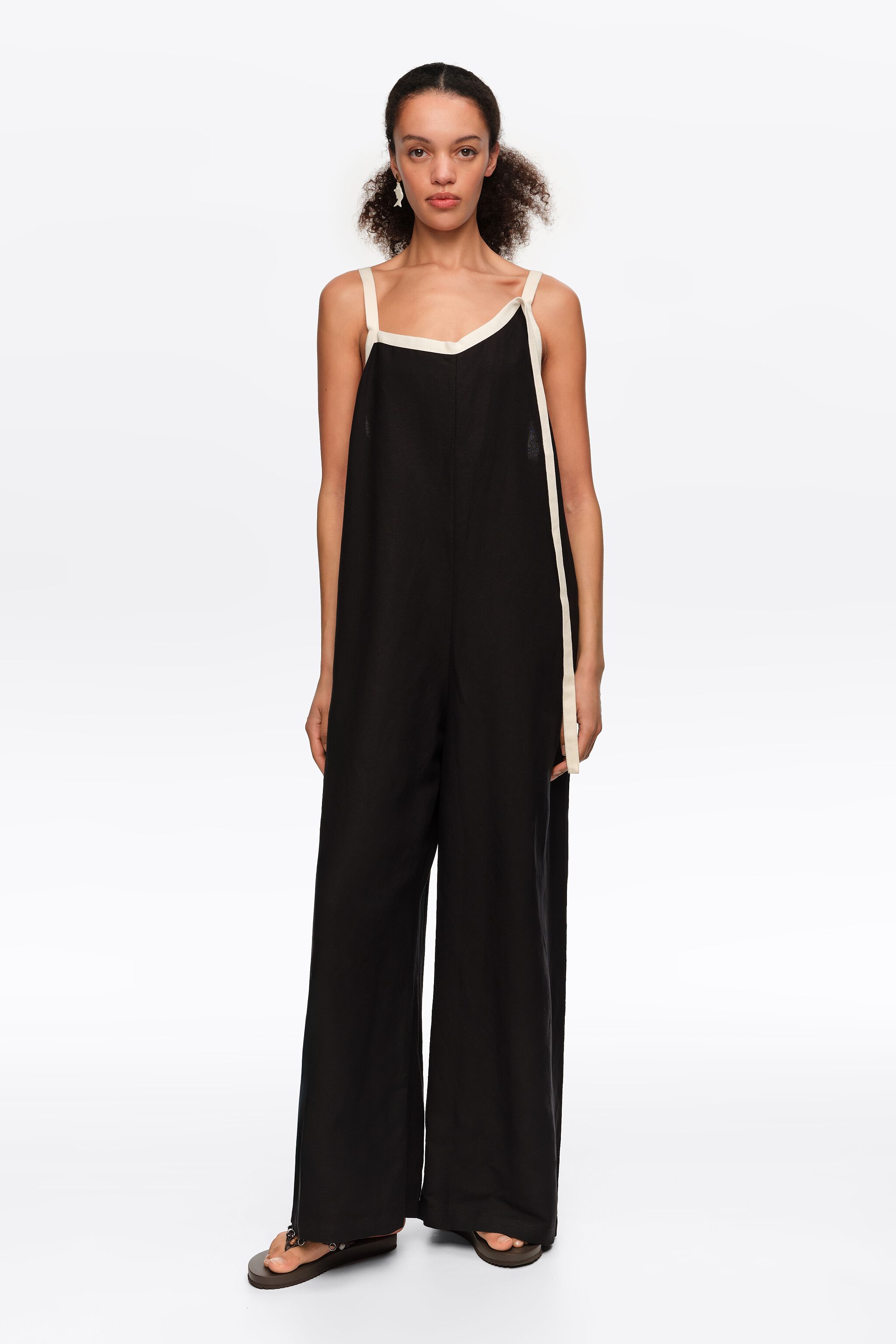 Rak svart jumpsuit med kontrasterande bälten