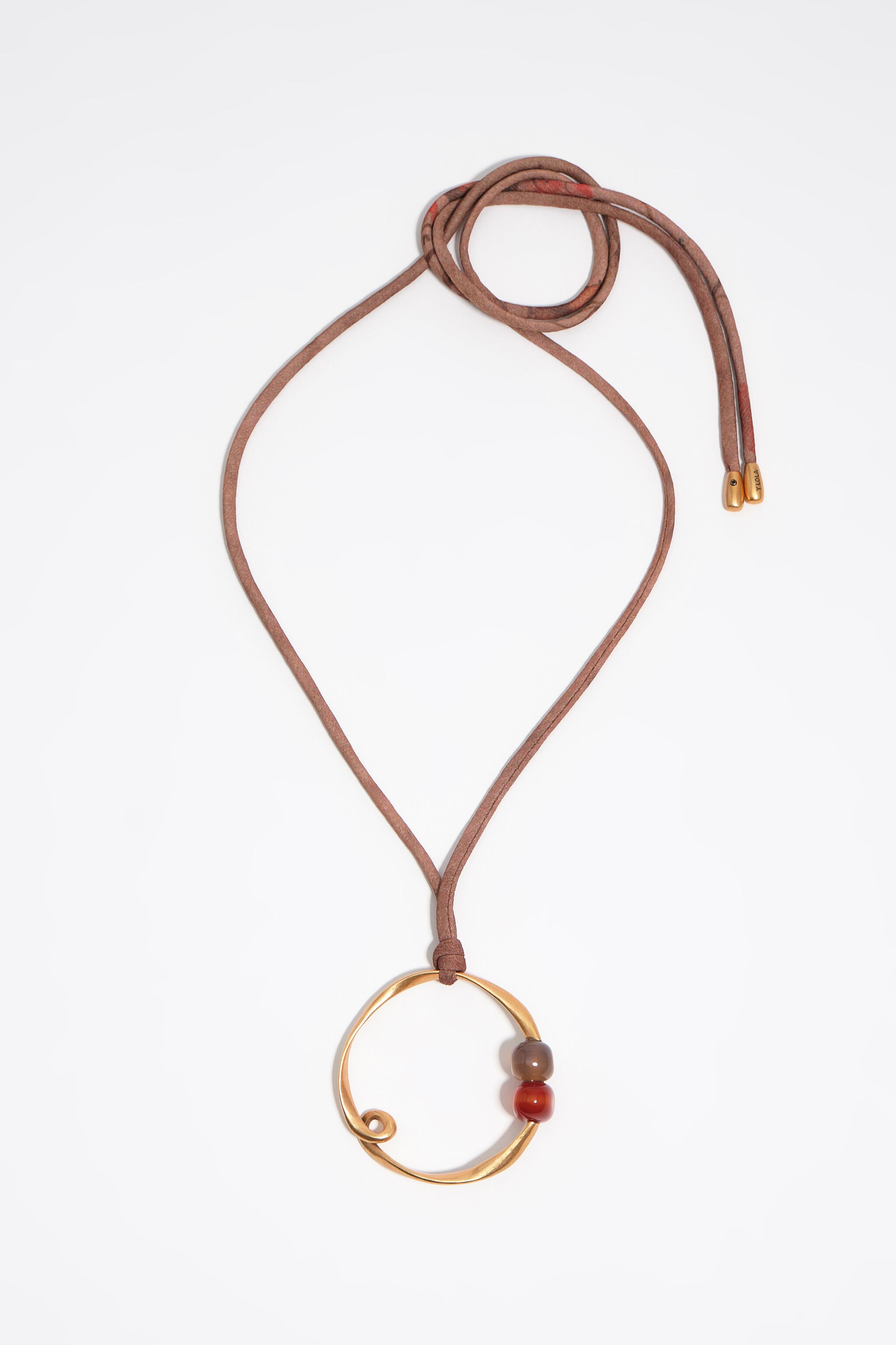 Oregelbunden halsband med matt guldstenar Oregelbunden halsband med matt guldstenar