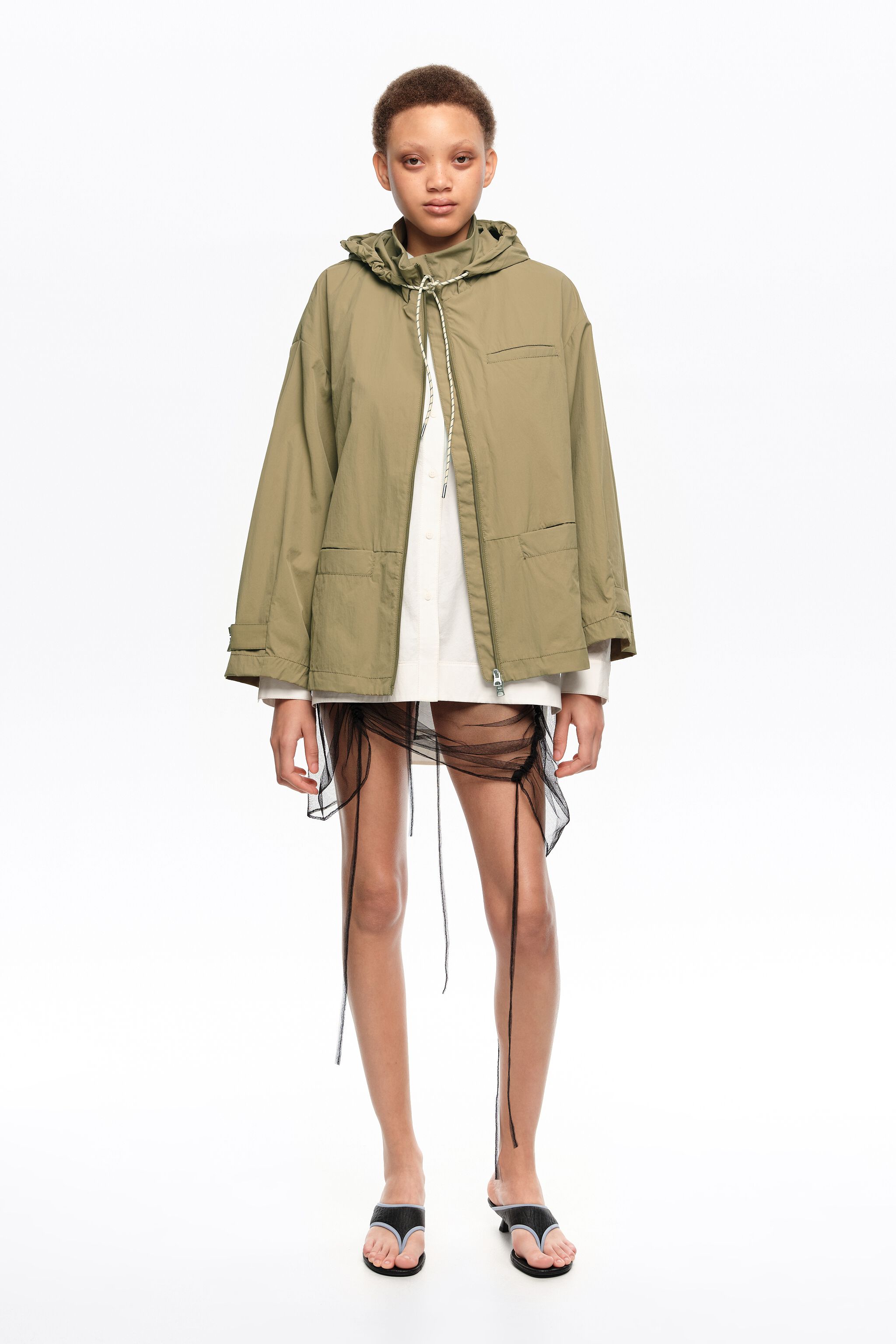 Kort, khaki flytande A-linje gräv