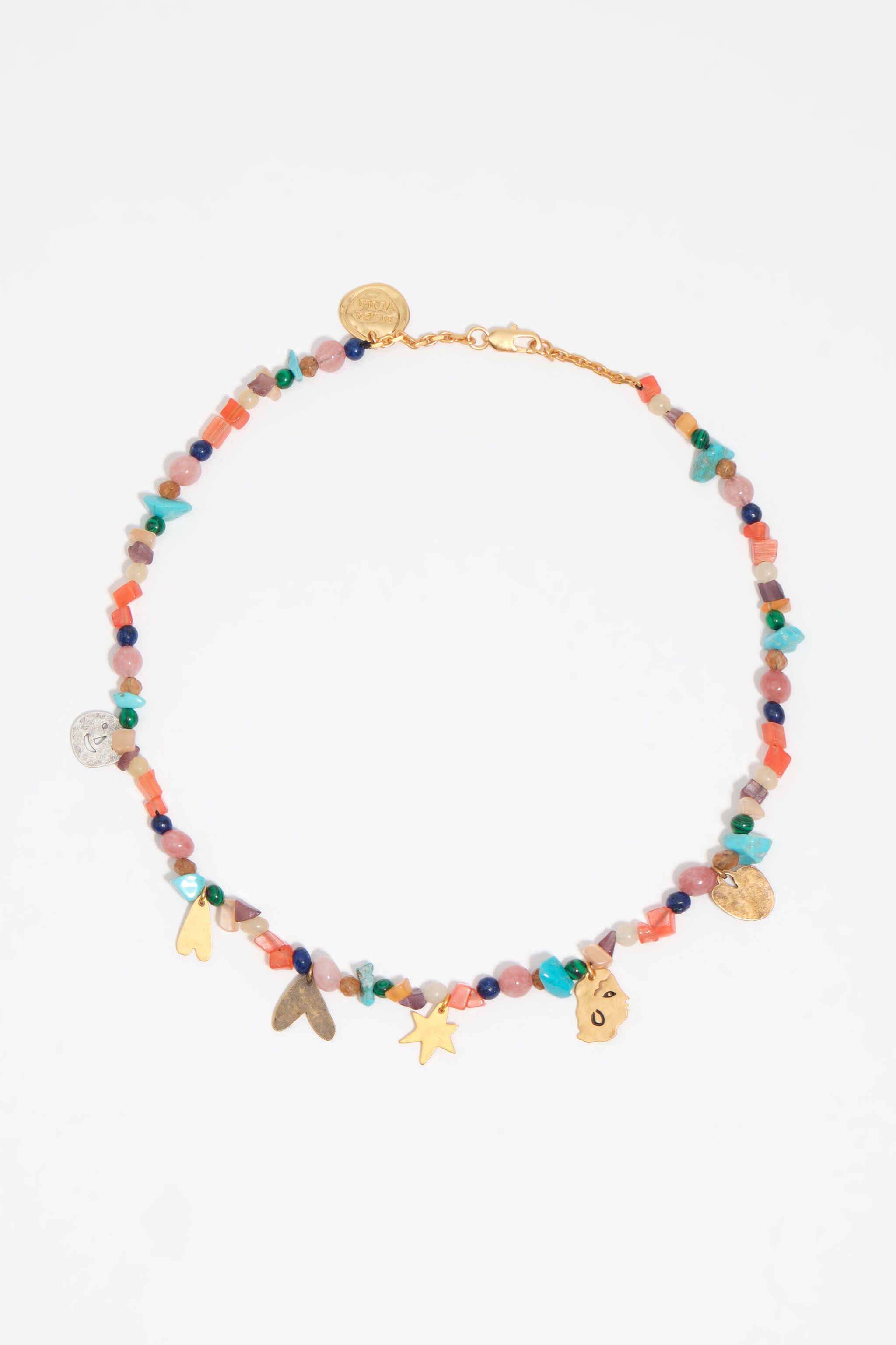 Halsband med metallfigurer och flerfärgade stenar