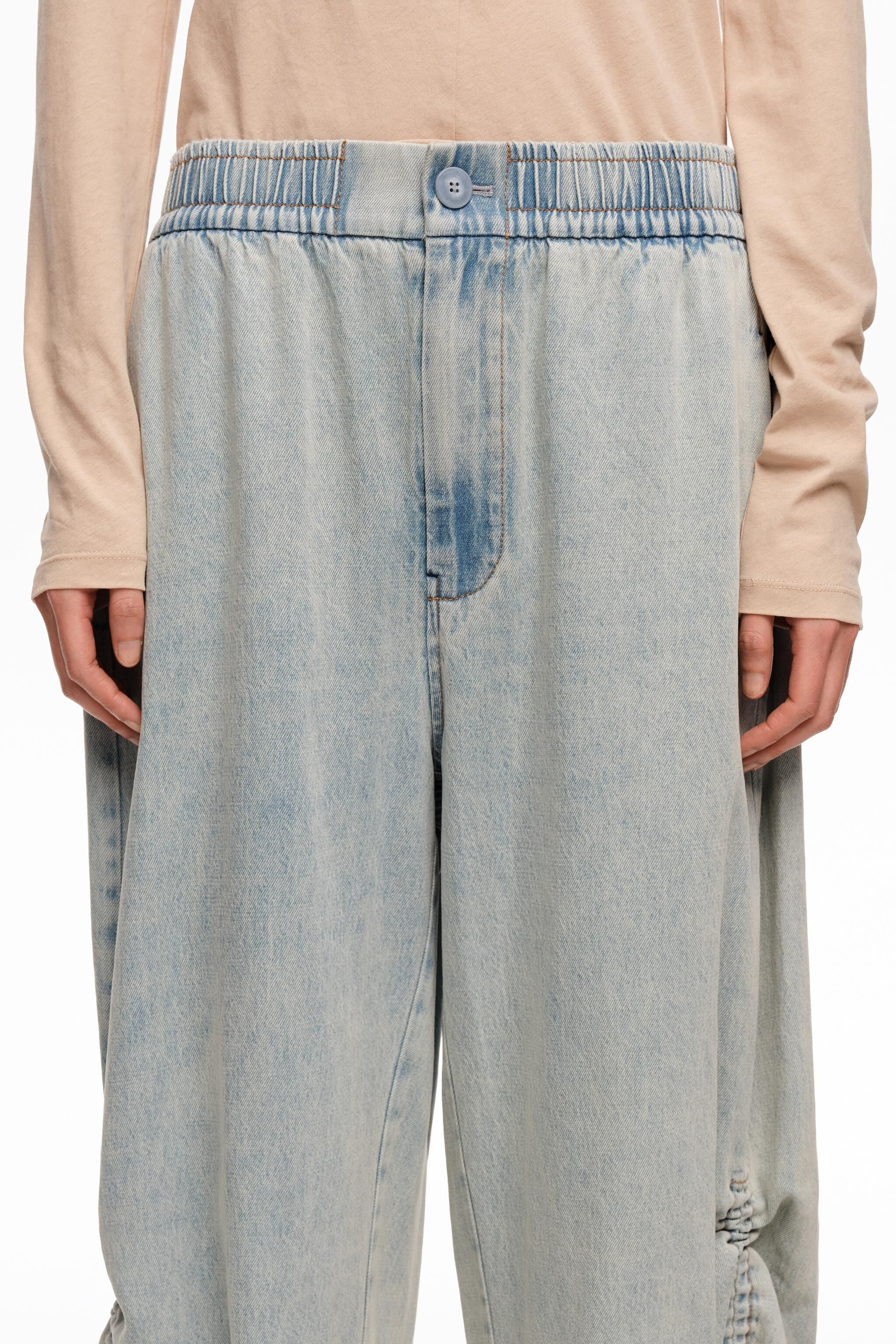 Ljusblå denim joggers med samlade vristar