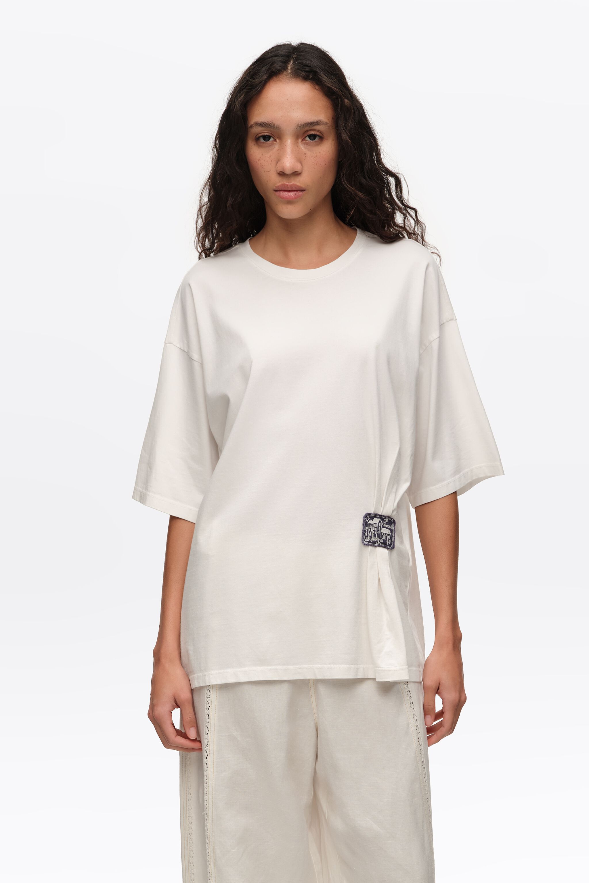 Vit rucad T-shirt med anpassad etikett
