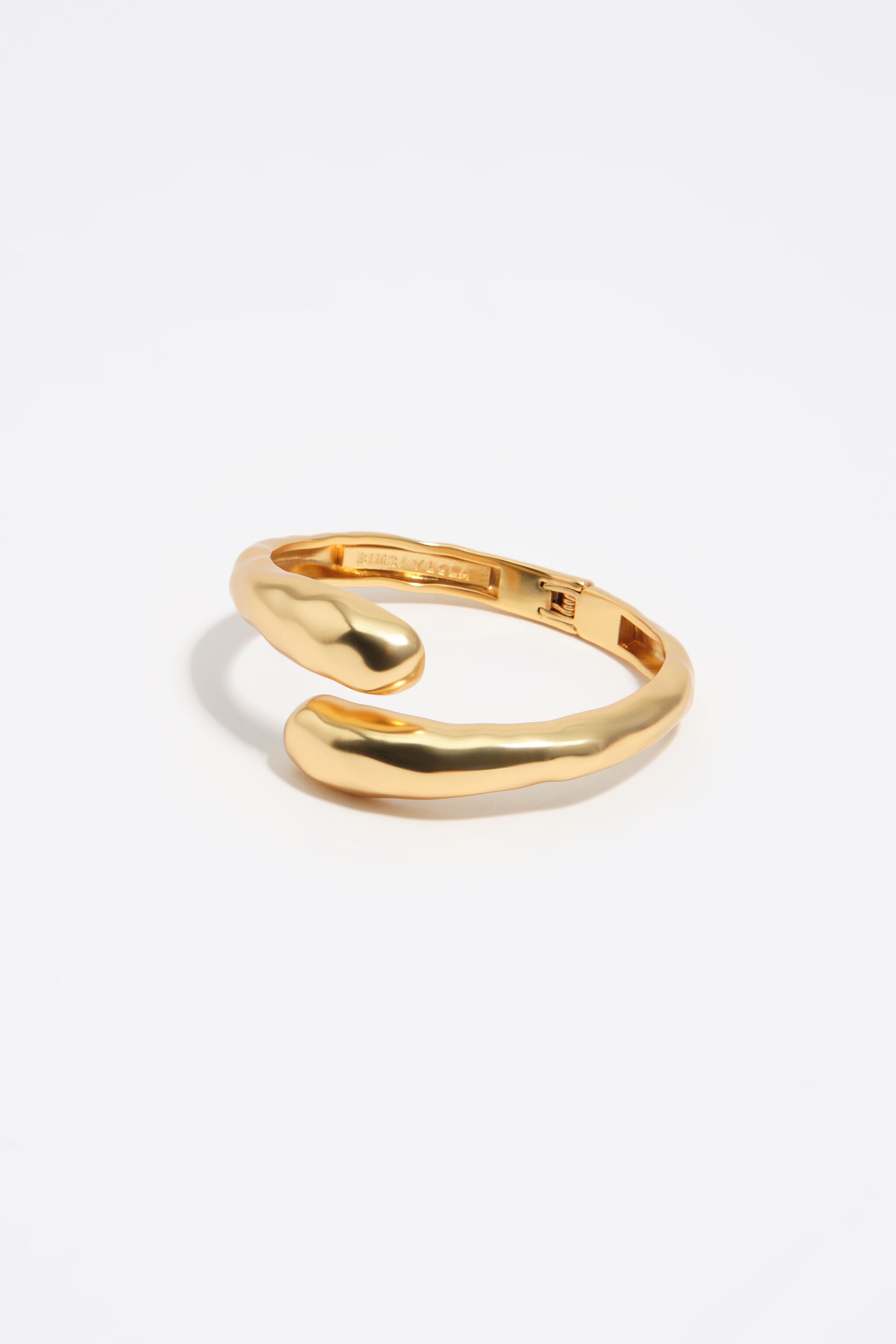 Matt guld texturerad korsande armband Matt guld texturerad korsande armband