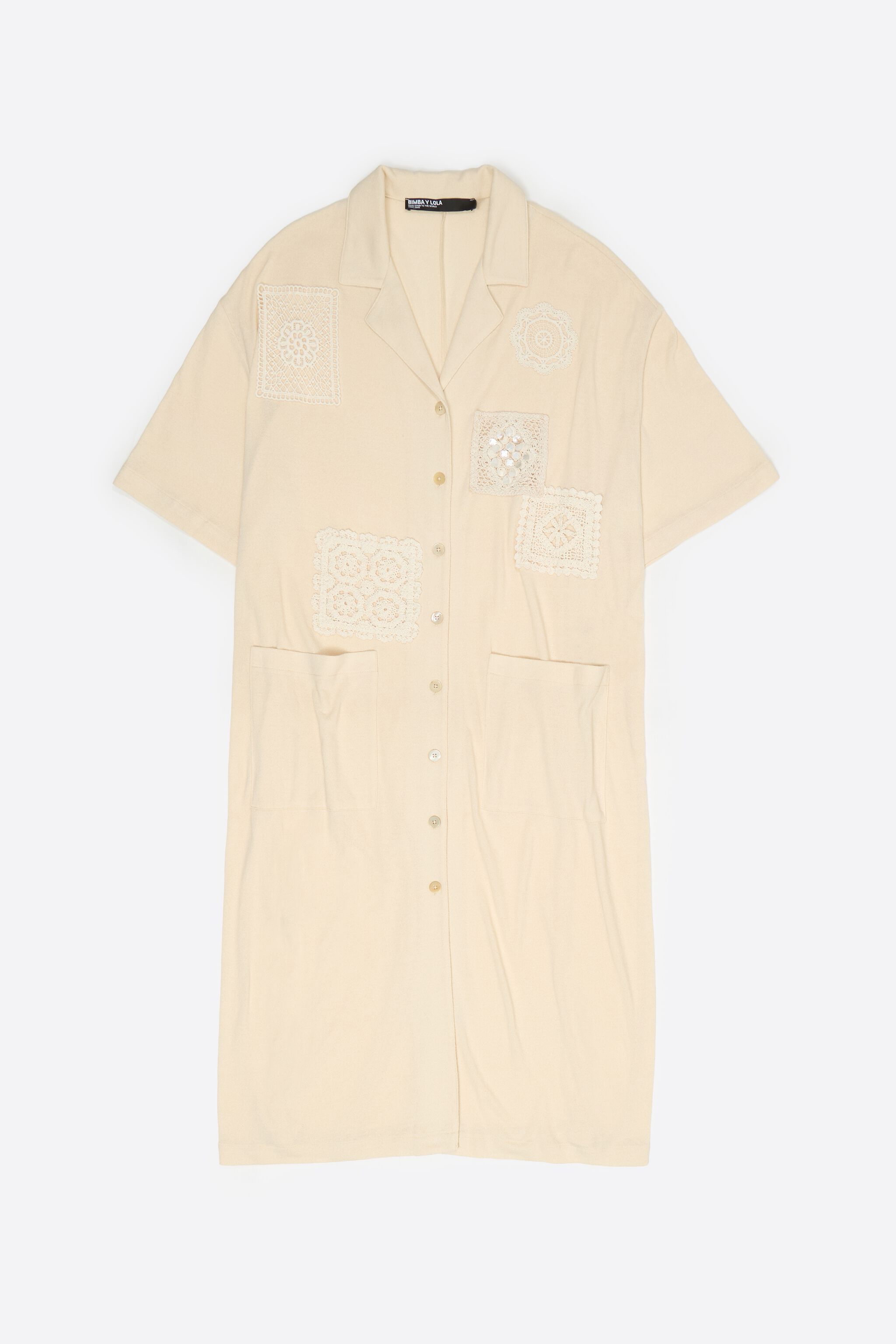 Beigefärgad skjortdress med krochetskivor