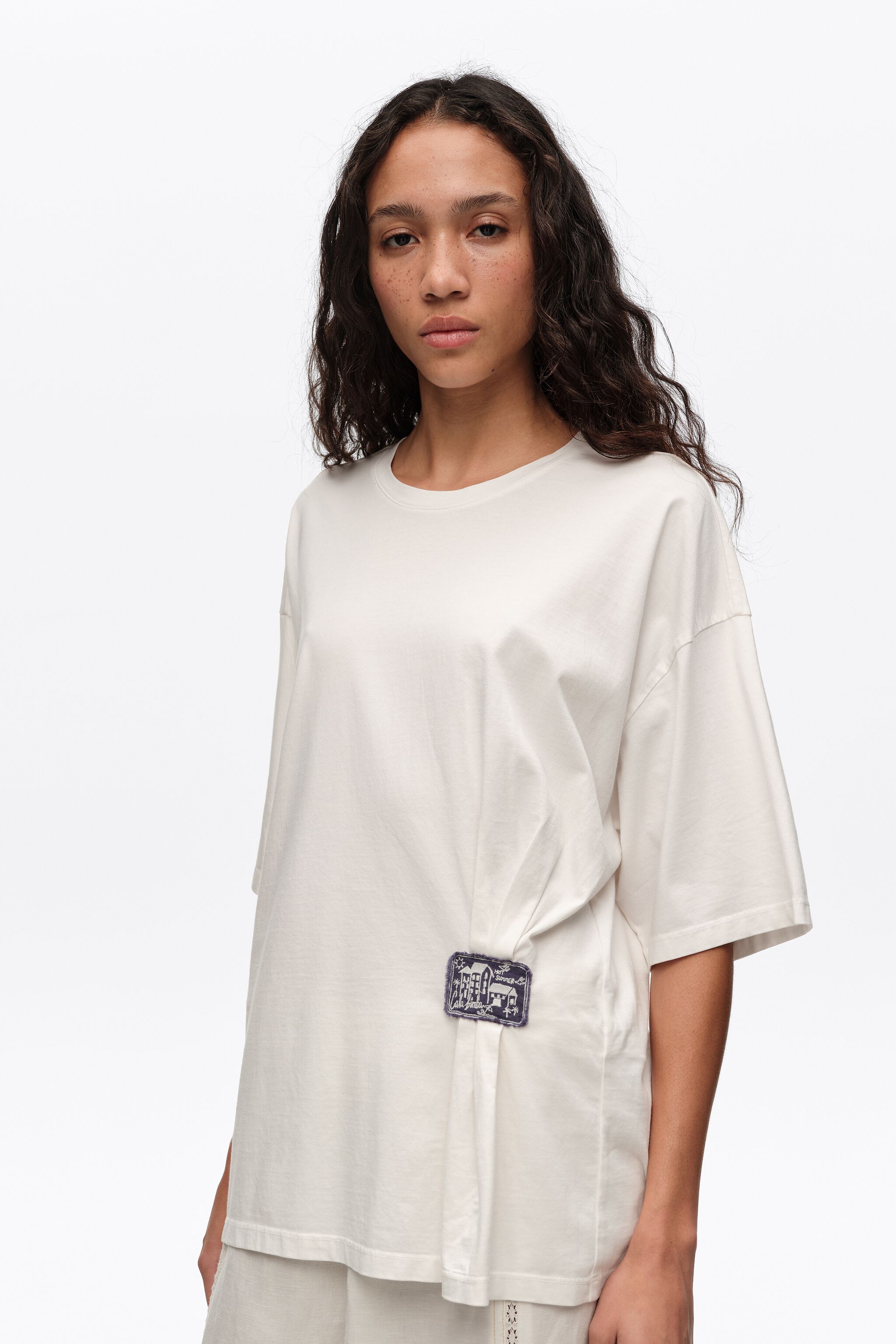 Vit rucad T-shirt med anpassad etikett