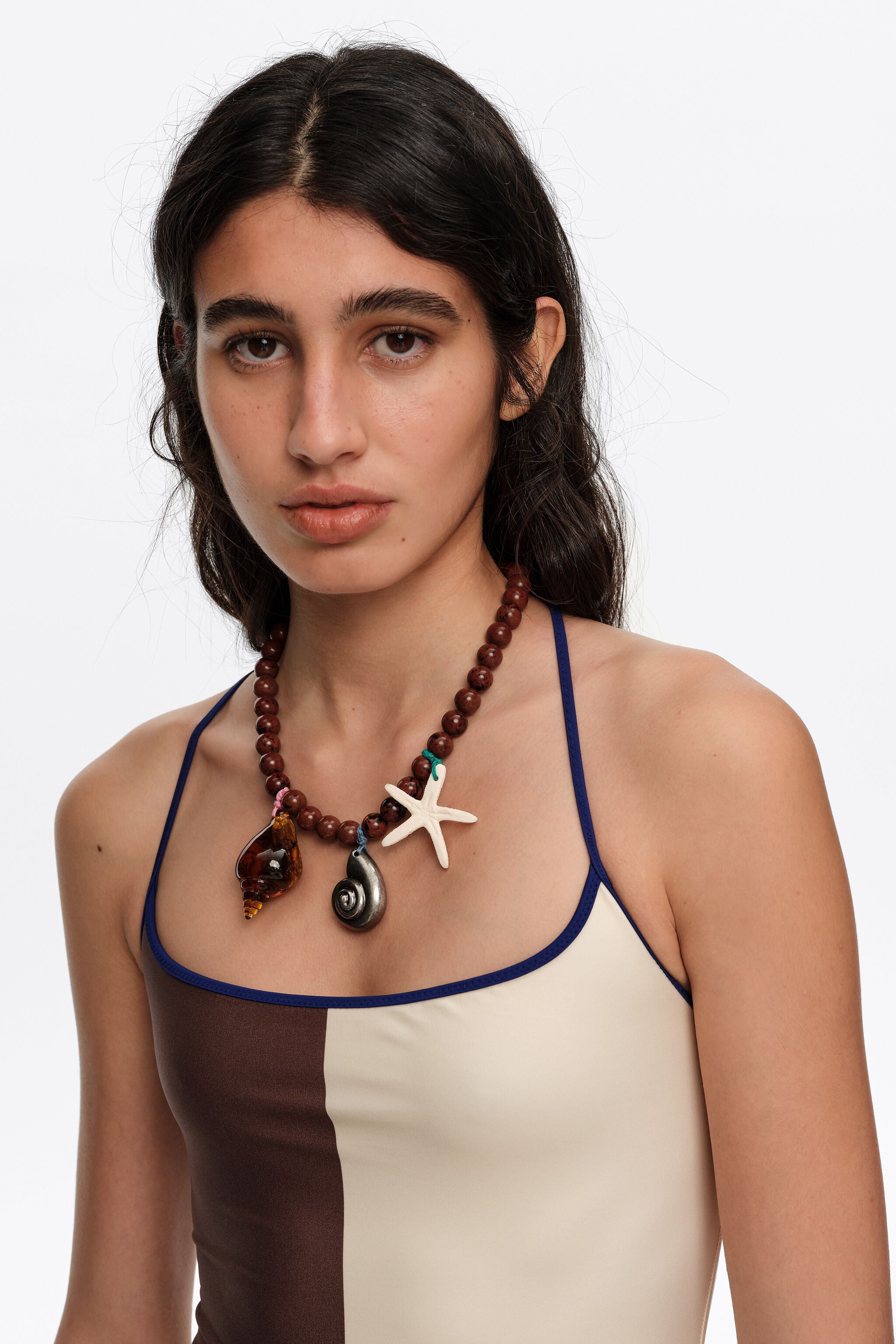 Gammal silver halsband med stenar och skalbaggar