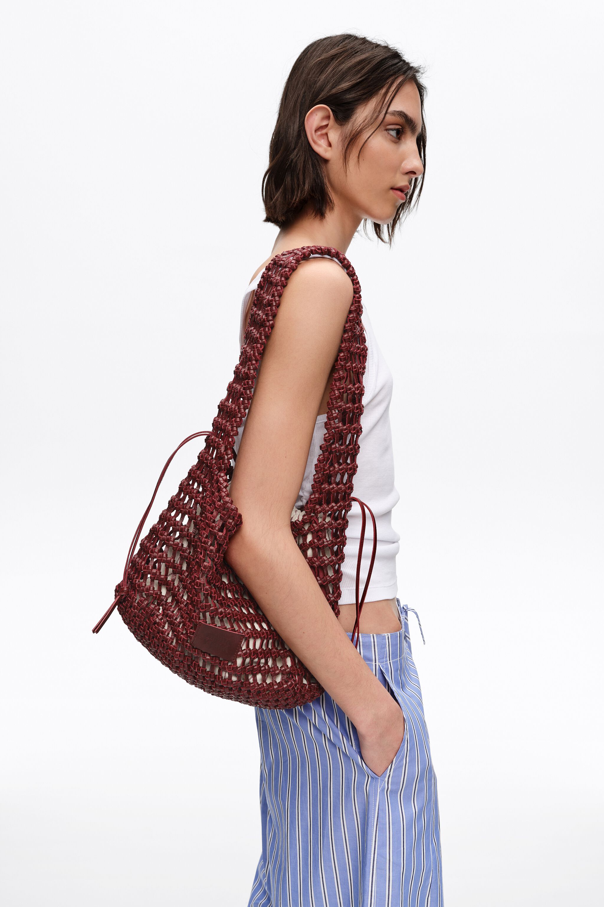 Mörk cherry läder vevad medelstor bag