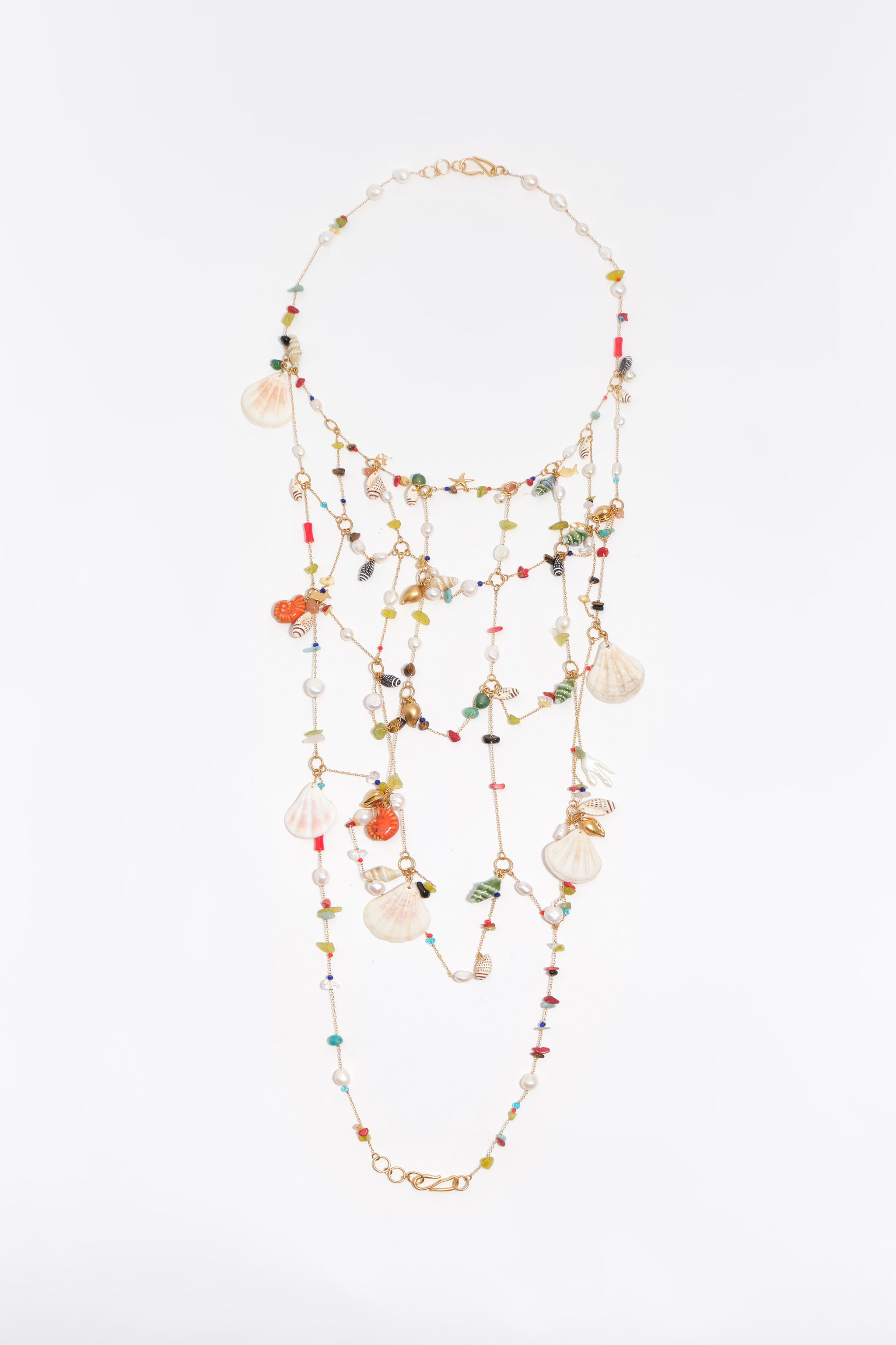 Maxihalsband med kedjor och flera skal-ornament