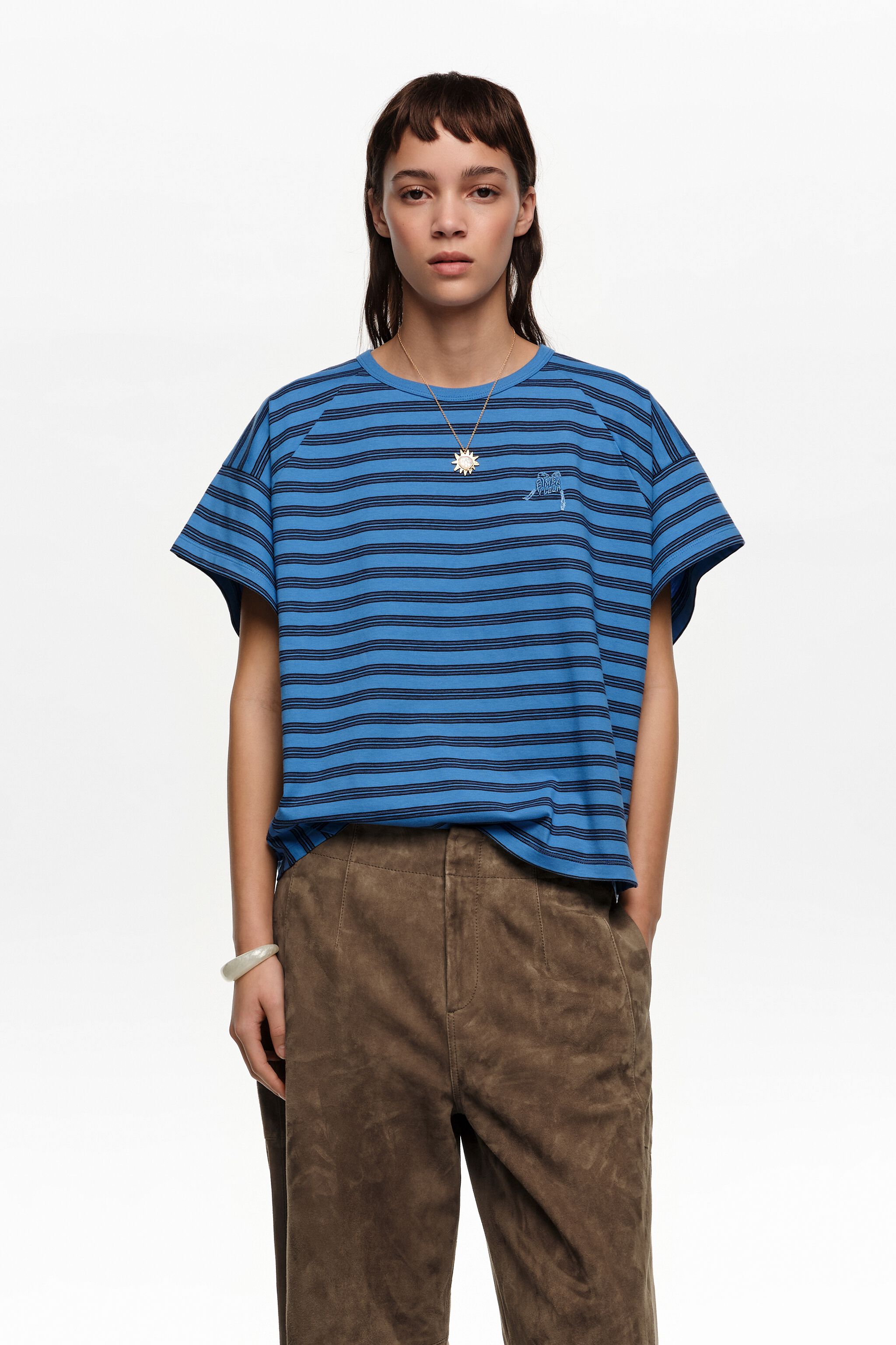 Blå strevad kort T-shirt med broderat logotyp