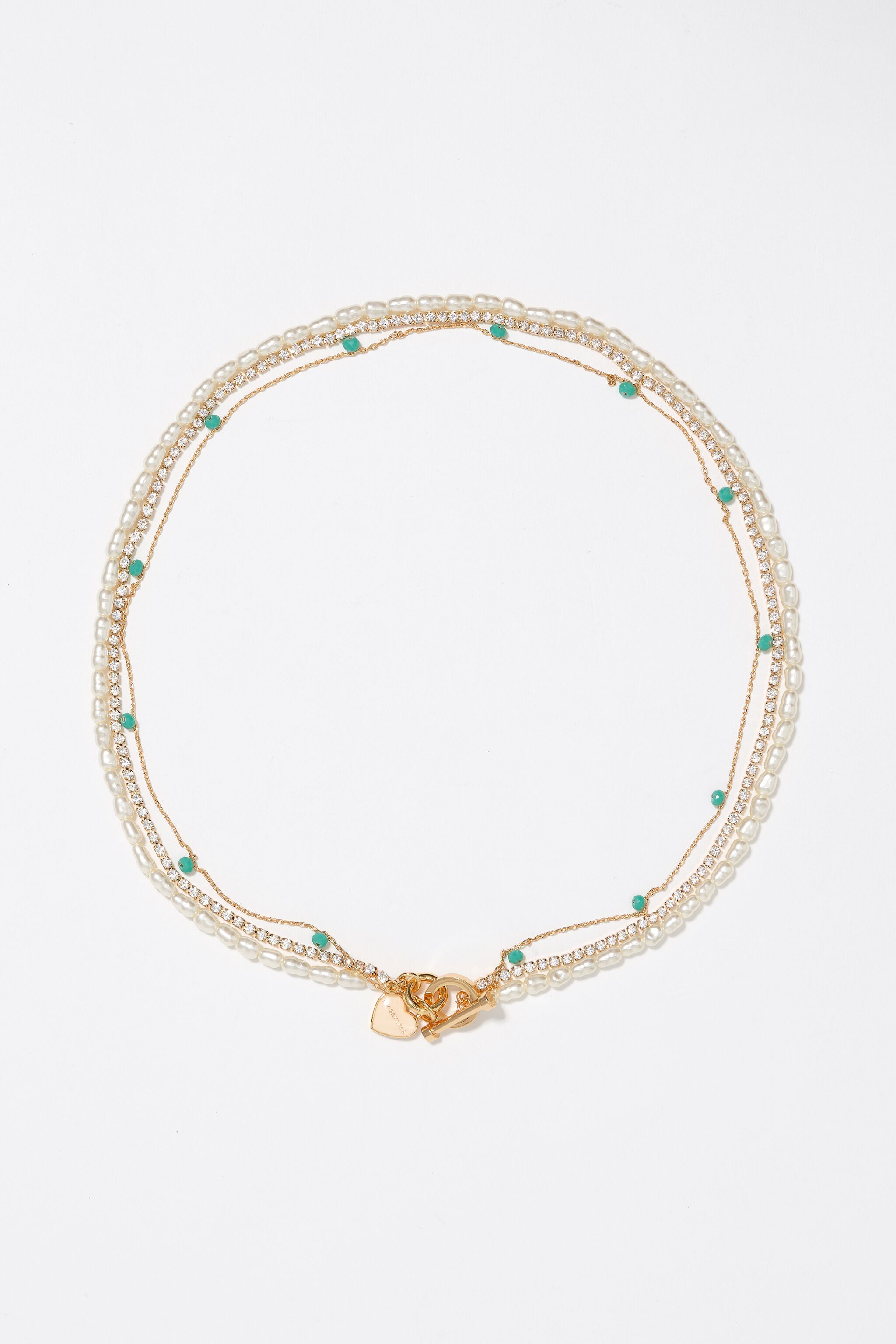 Halsband i dubbel lager med guldtonad kedja och pärlor i hjärtform Halsband i dubbel lager med guldtonad kedja och pärlor i hjärtform