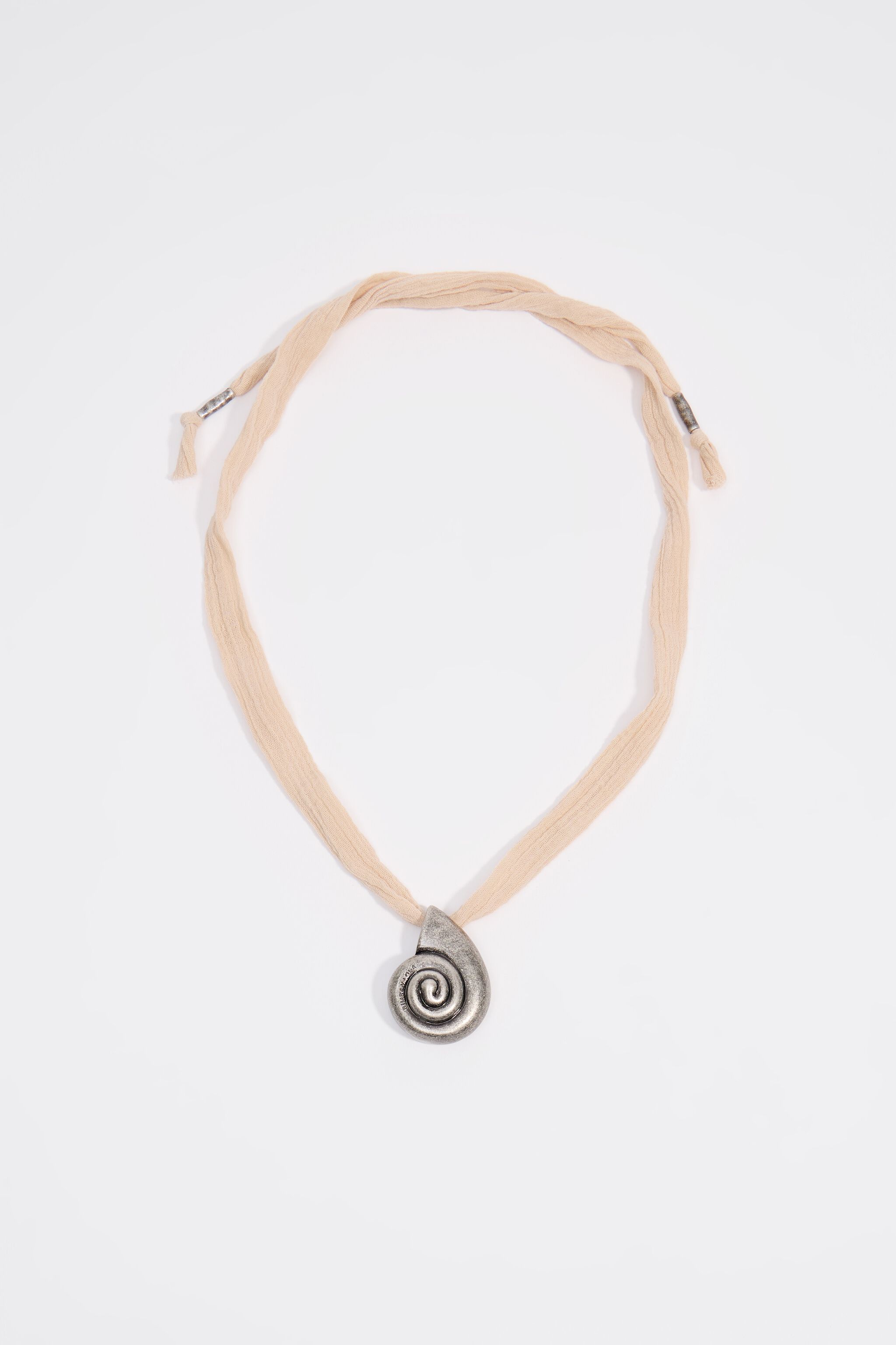 Nymf vovad halsband med åldrad silver skal