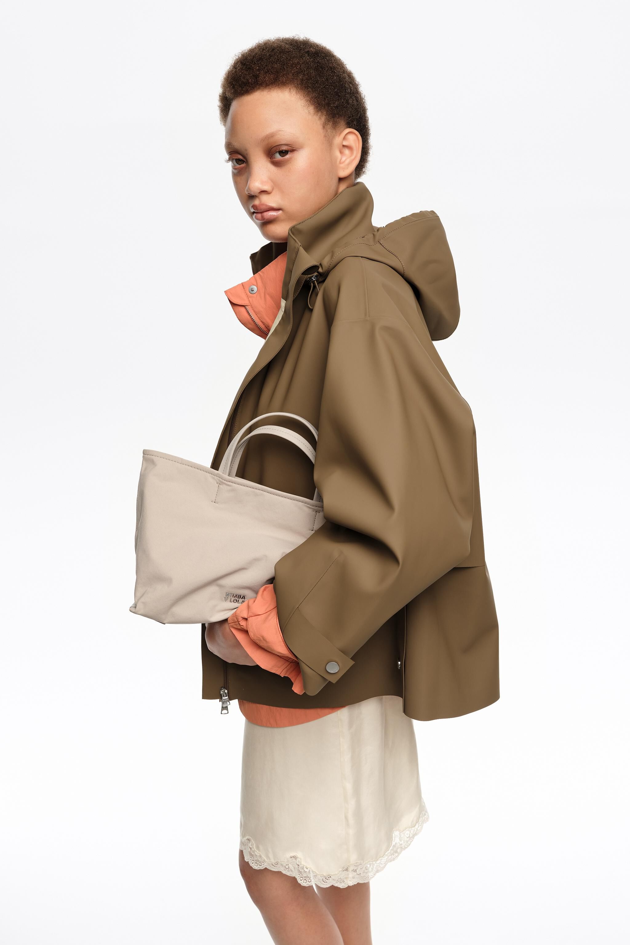 Medium sand gabardine-handväska