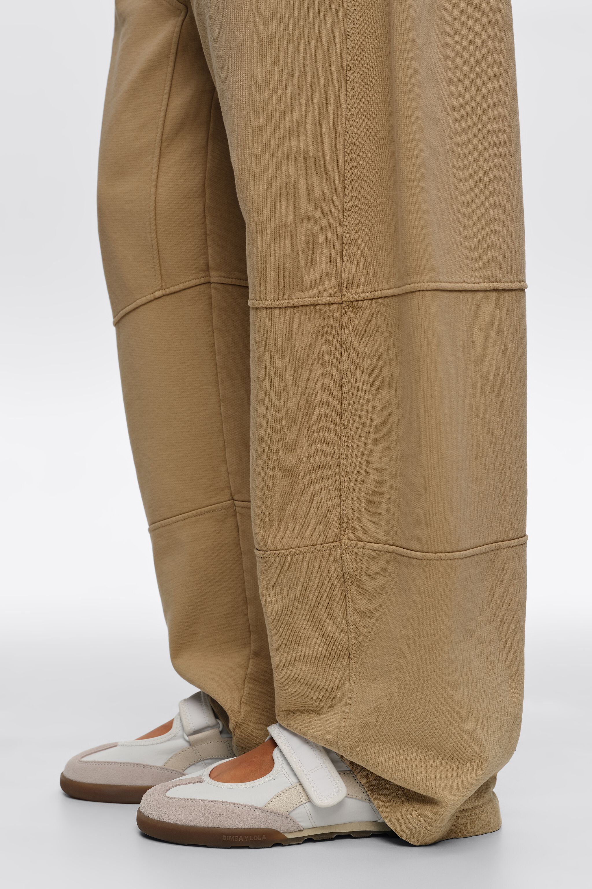 Vit suède och nylon 13 07 sportig ballerina