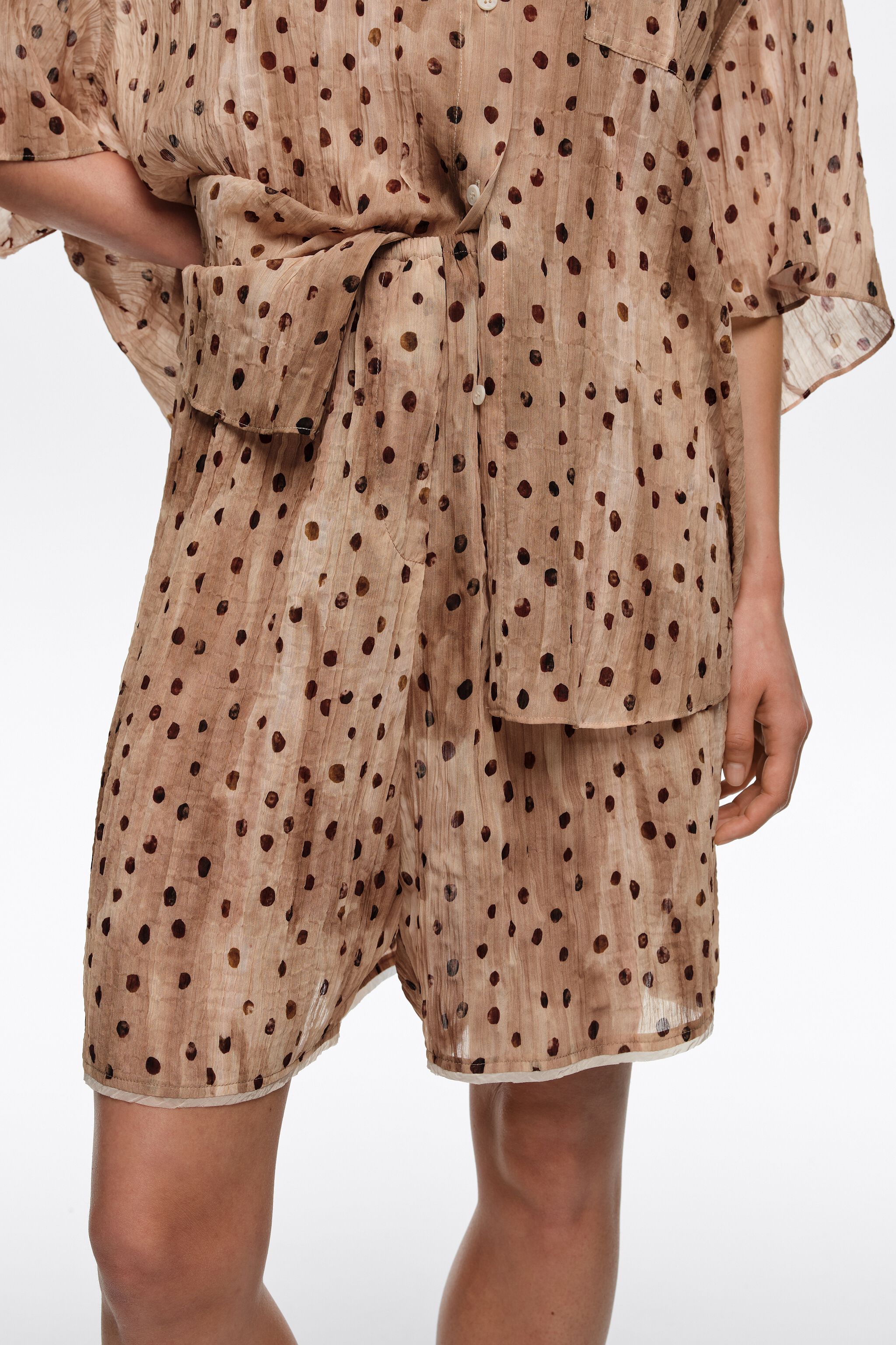 Vattenfärgsfläckar plisséad Bermuda-short