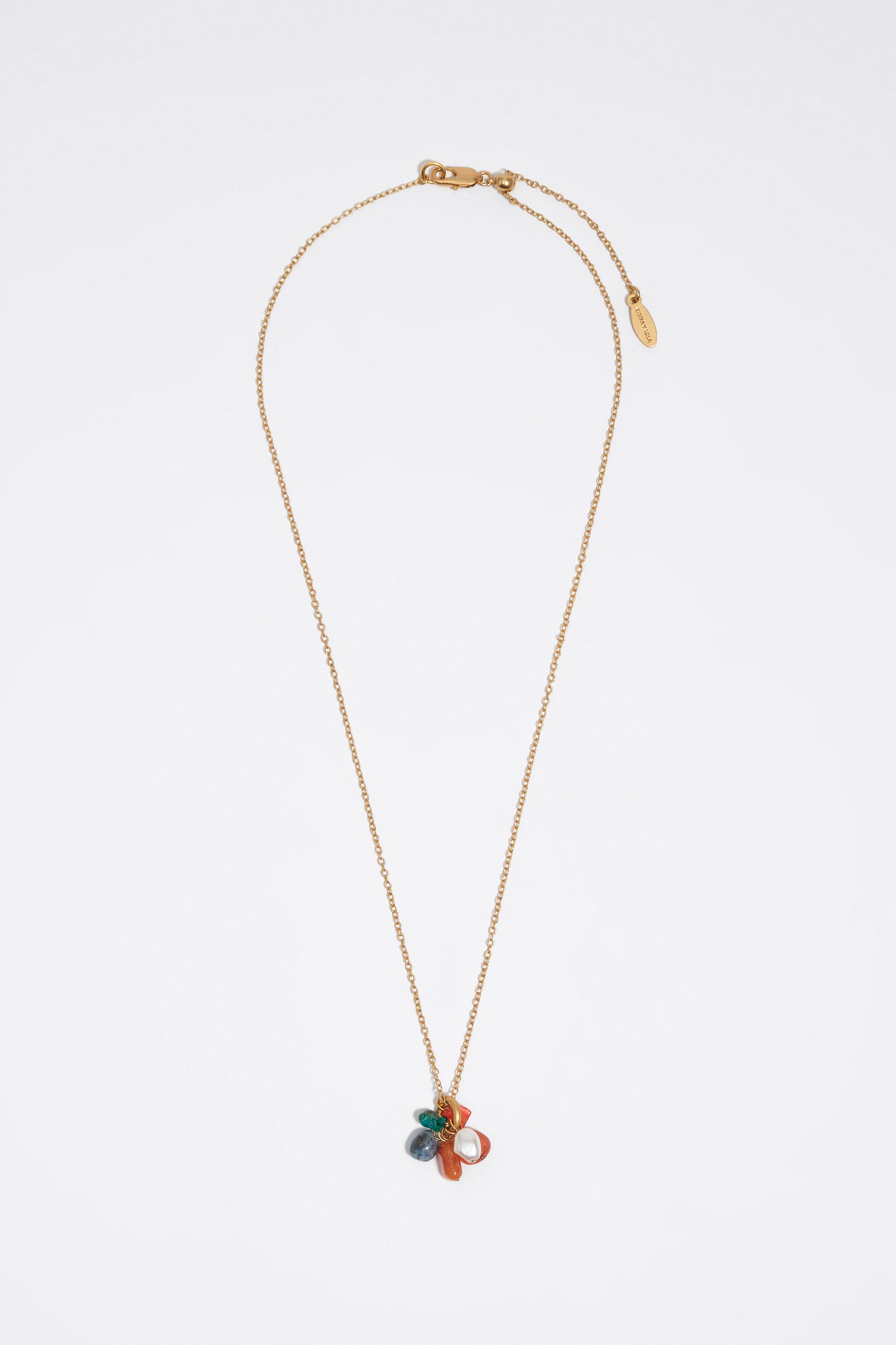 Halsband med en klump av flerfärgade stenar och guldperla Halsband med en klump av flerfärgade stenar och guldperla