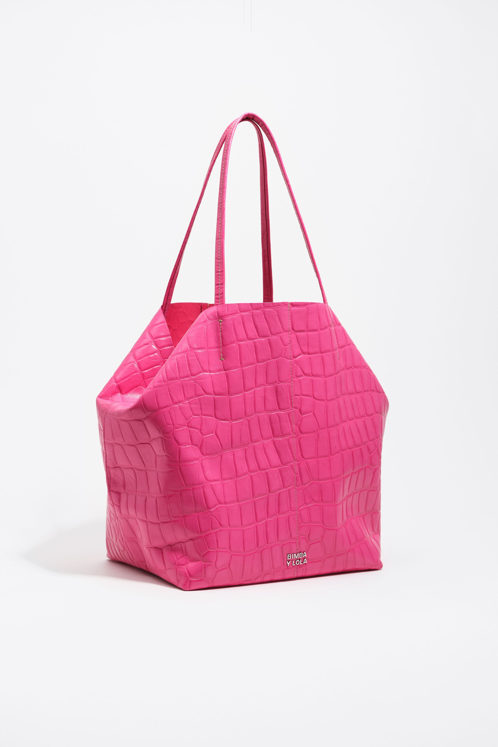 Stor läderntask i fuchsia med krokodiltryck