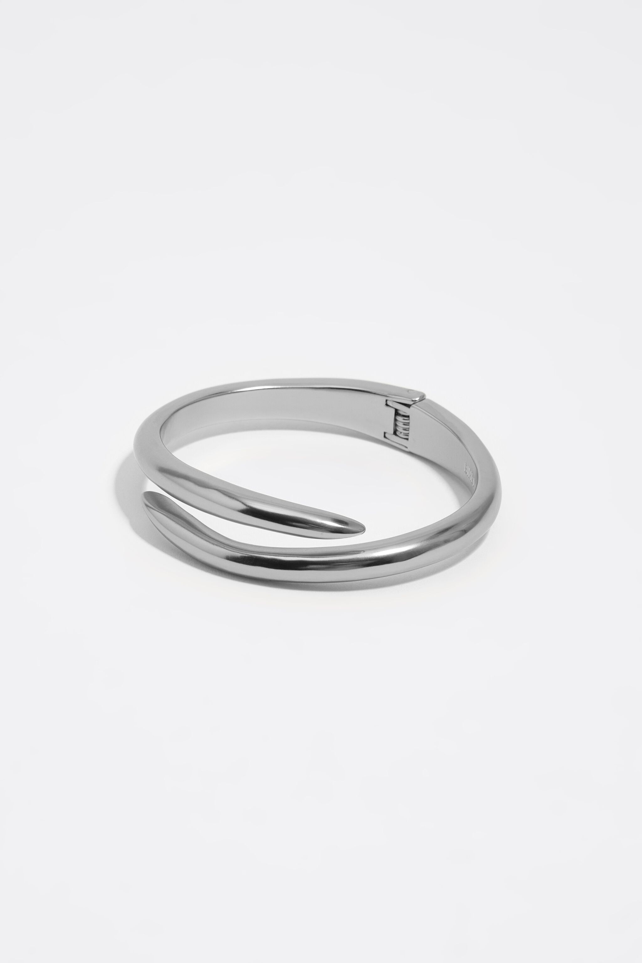 Silver criss-cross armband
