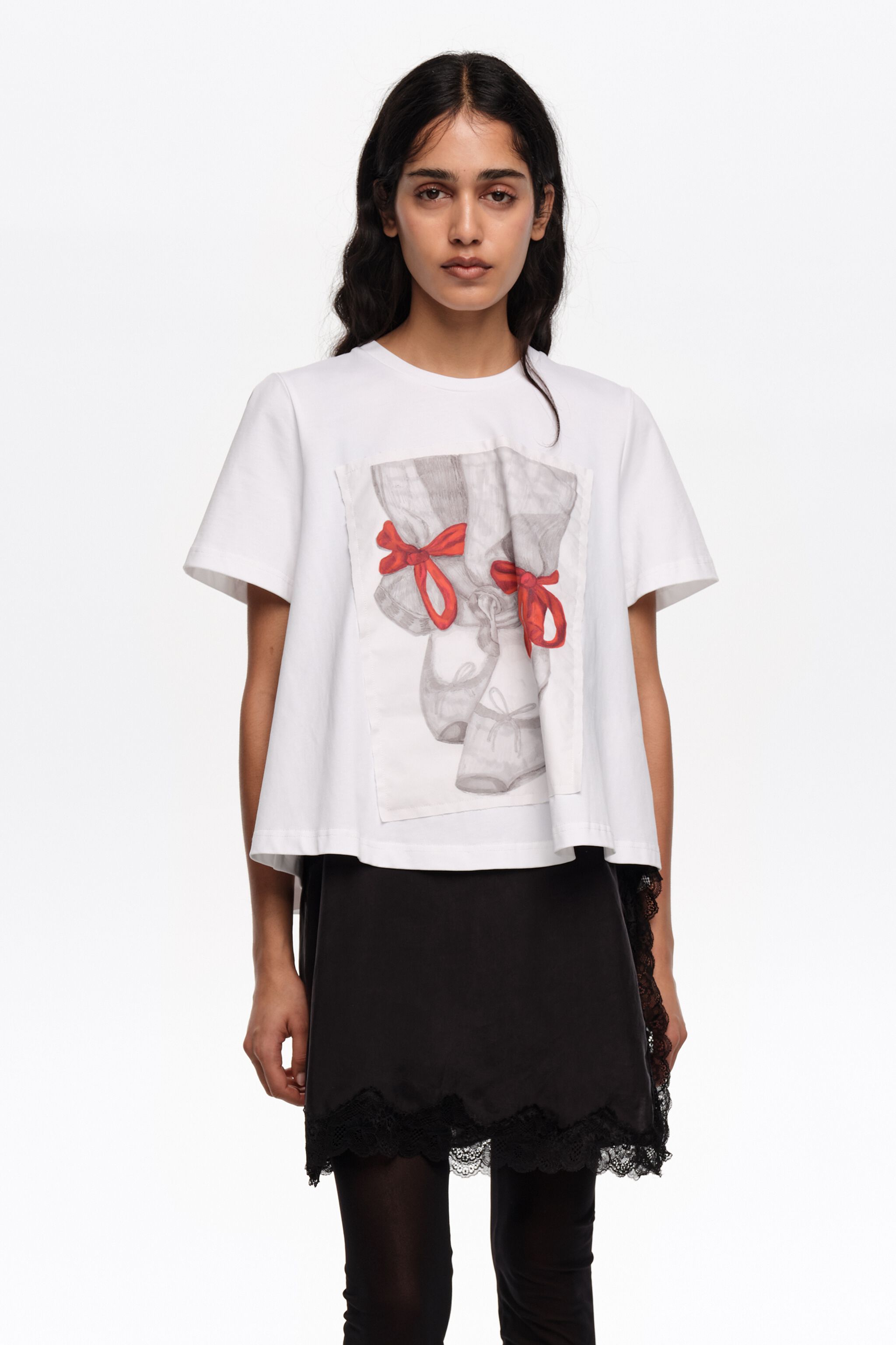 Vita ballerinar med logotyp A-linje T-shirt