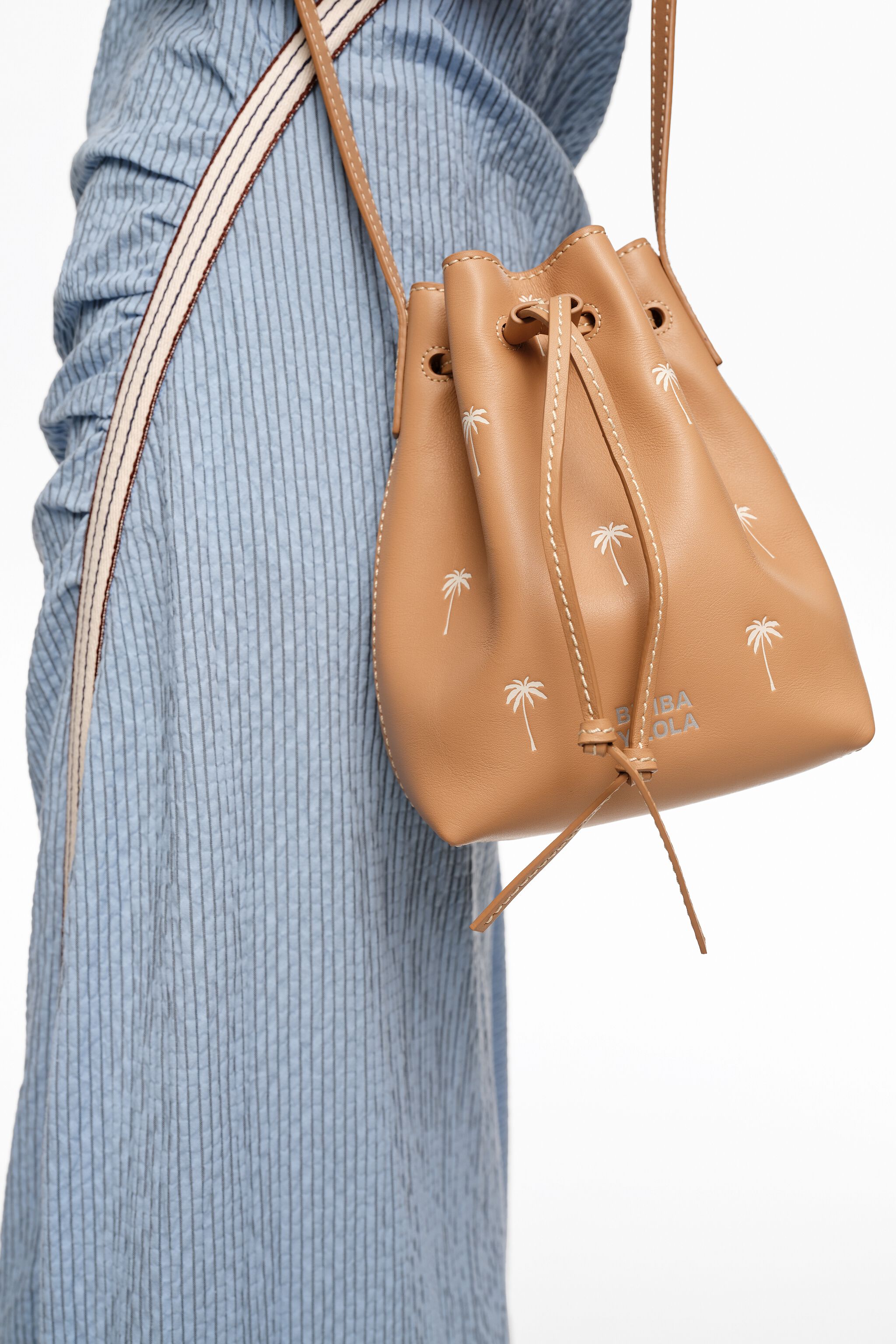 Liten läderbucketbag med hasselnöt