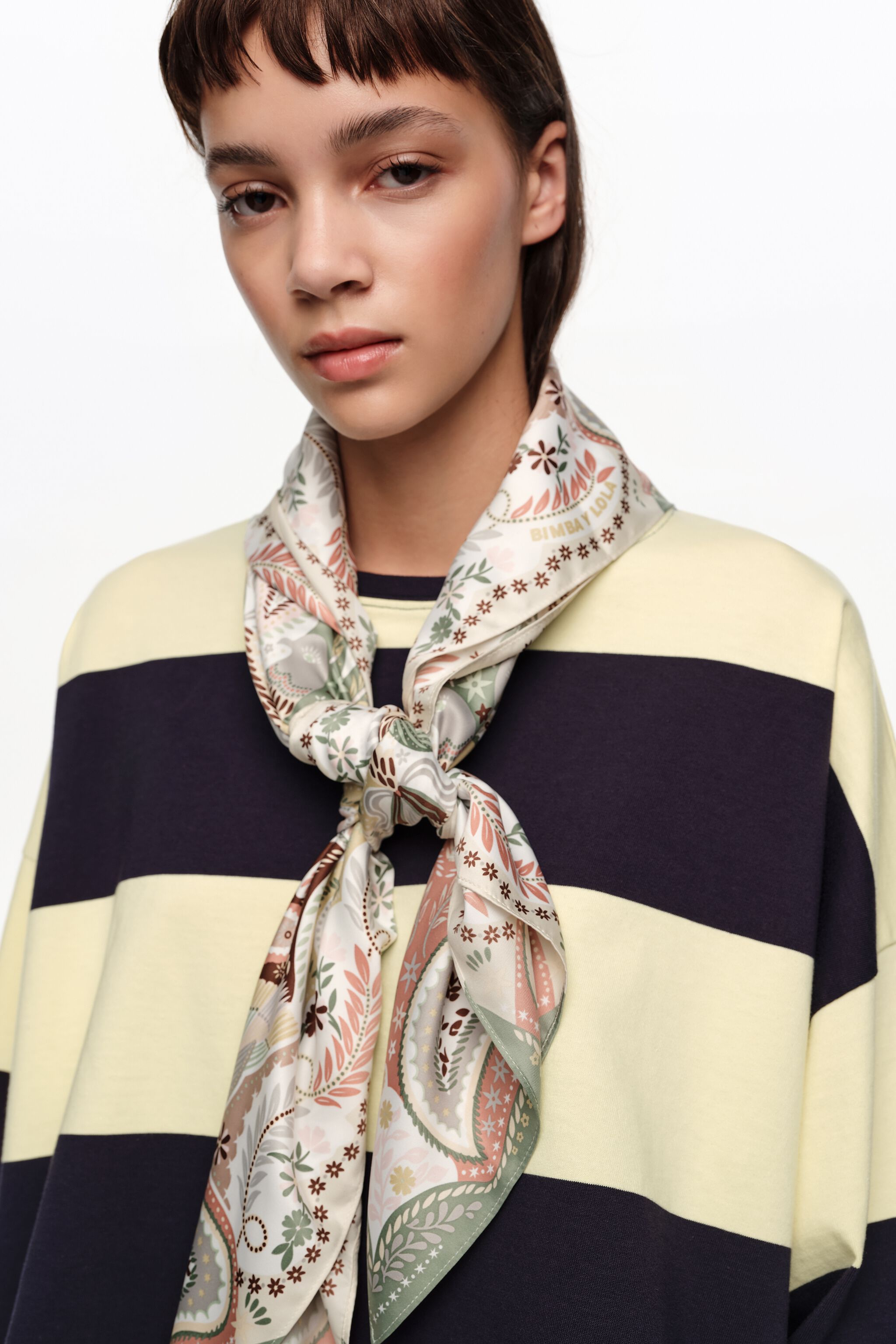 Gris kalejdoskopisk paisley-schal