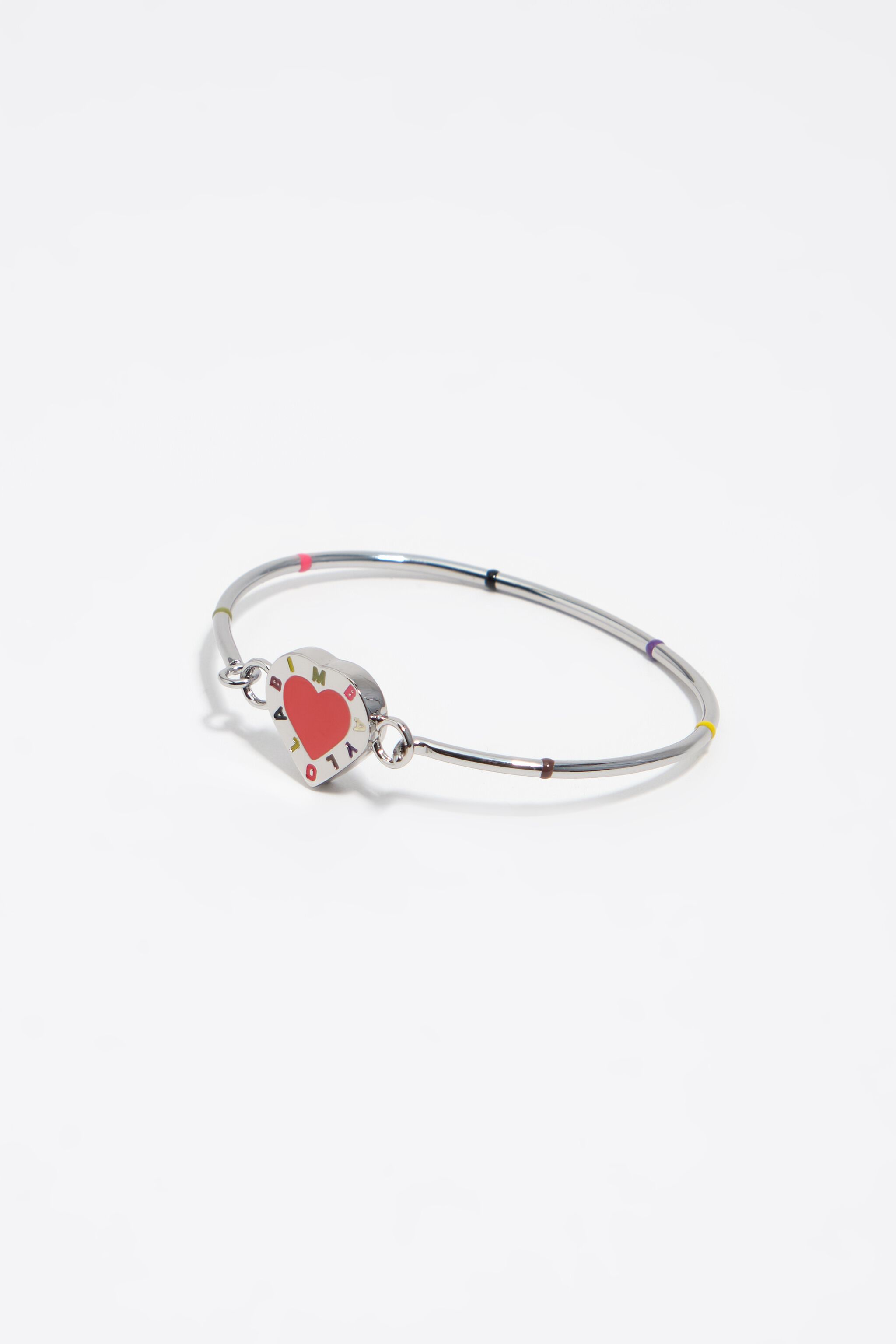 Röd hjärtformad armband med logotyp