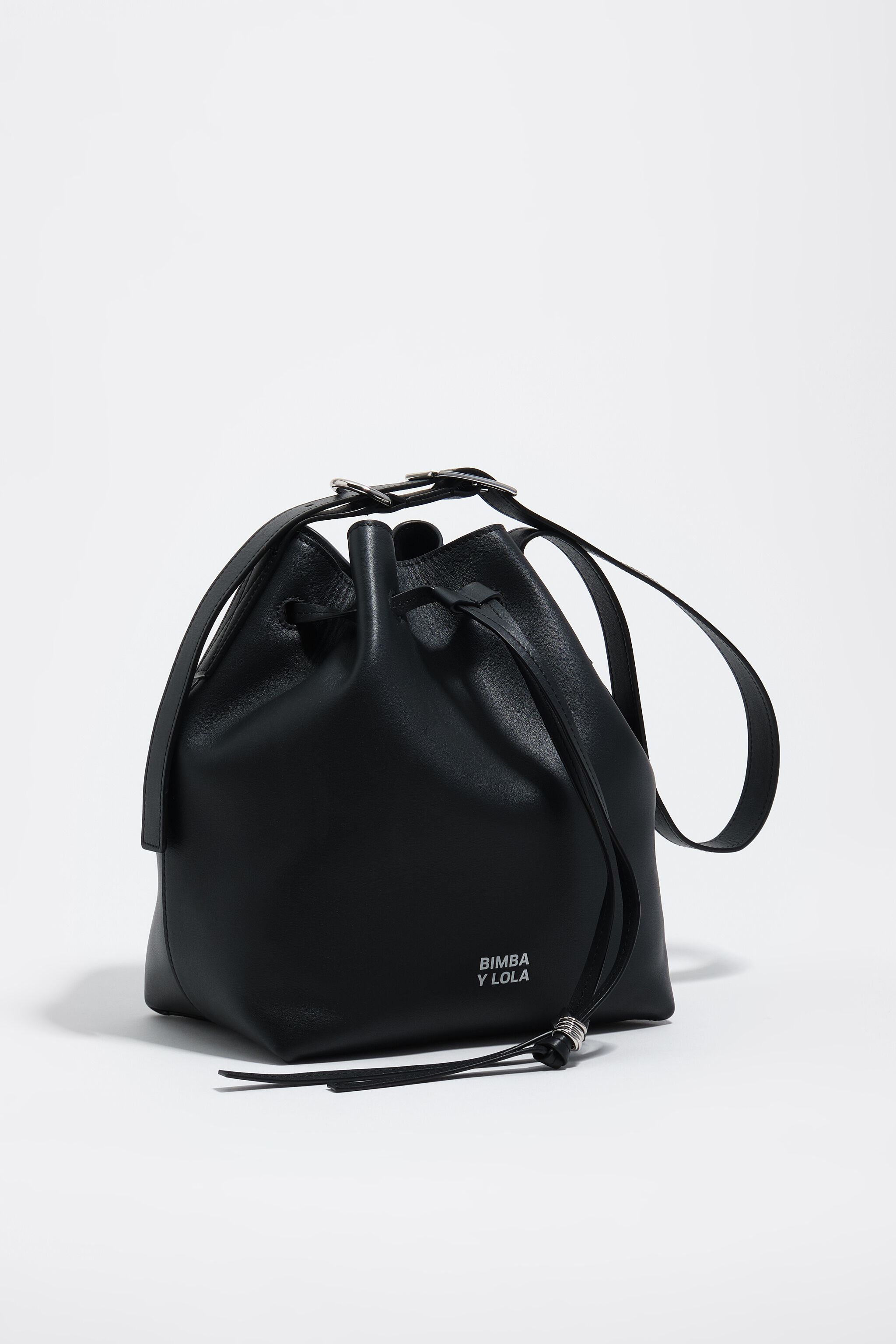 Mörk anthrazit stor läderbucketbag
