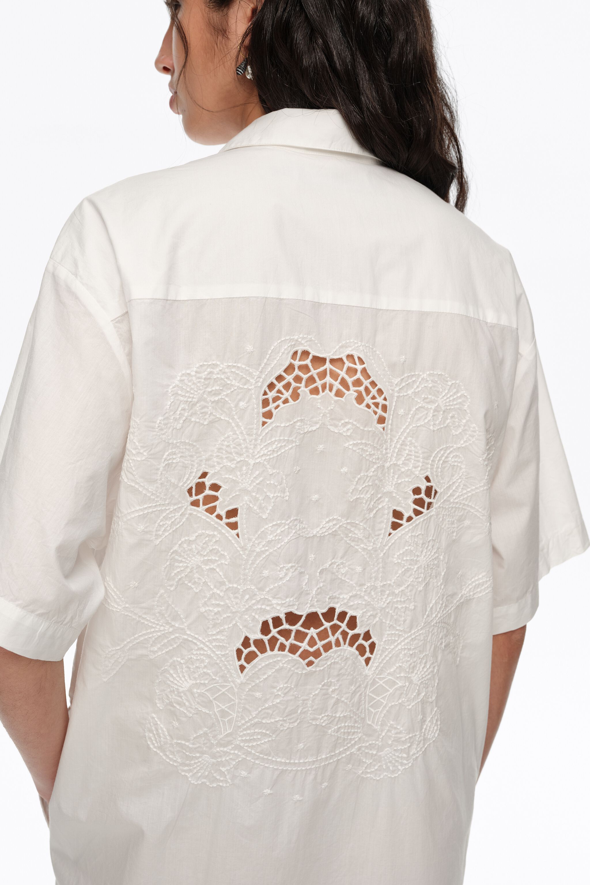 Vit bomullsnässad skjortdress