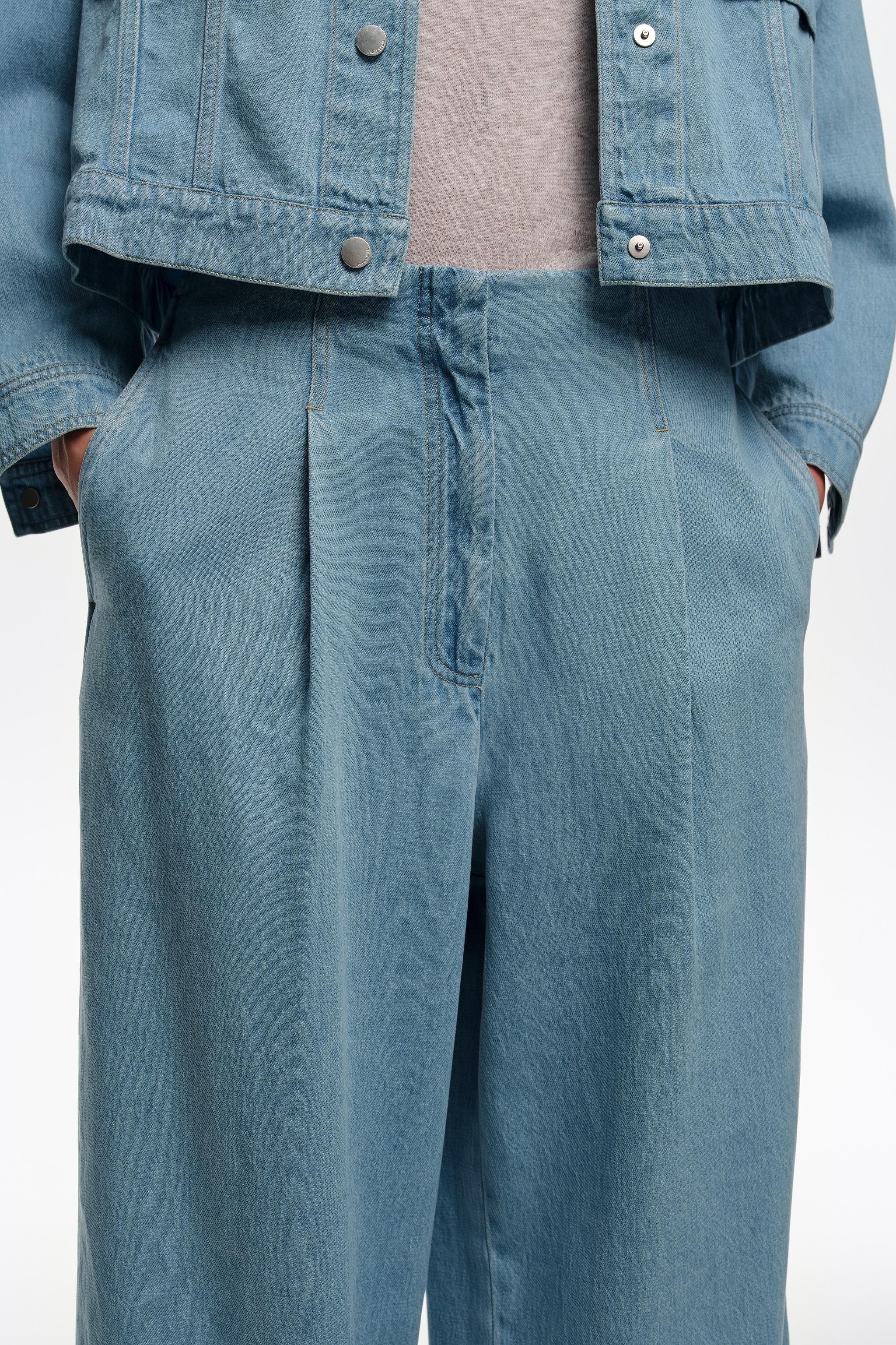 Ljusblå fluid denim raka byxor med vikar
