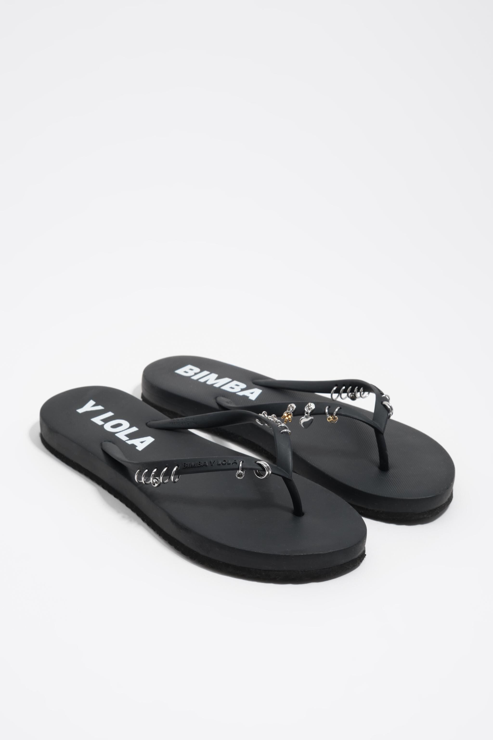 Svart flip-flop med genomgångar